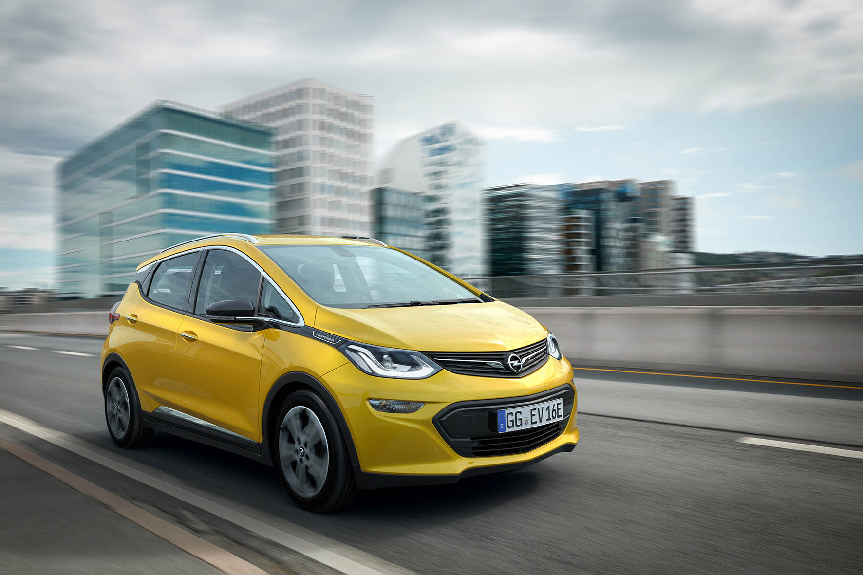 De Opel Ampera-e heeft een NEDC-actieradius van maar liefst 400 kilometer. In de praktijk zal dat zo'n 300 km zijn, nog steeds meer dan de directe concurrentie.