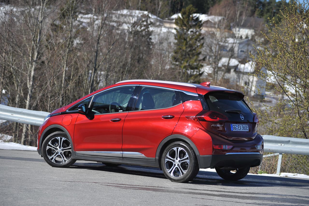 Opel levert voor het einde van het jaar de eerste exemplaren van de Ampera-e uit, een volledig elektrische ruimtewagen met een aantrekkelijk lage bijtelling.