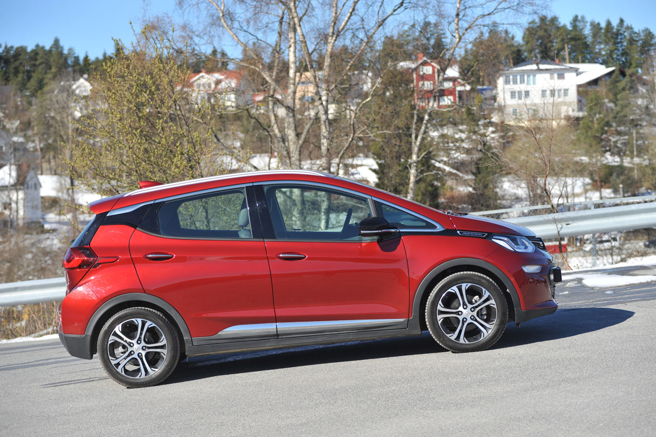 Opel levert voor het einde van het jaar de eerste exemplaren van de Ampera-e uit, een volledig elektrische ruimtewagen met een aantrekkelijk lage bijtelling.