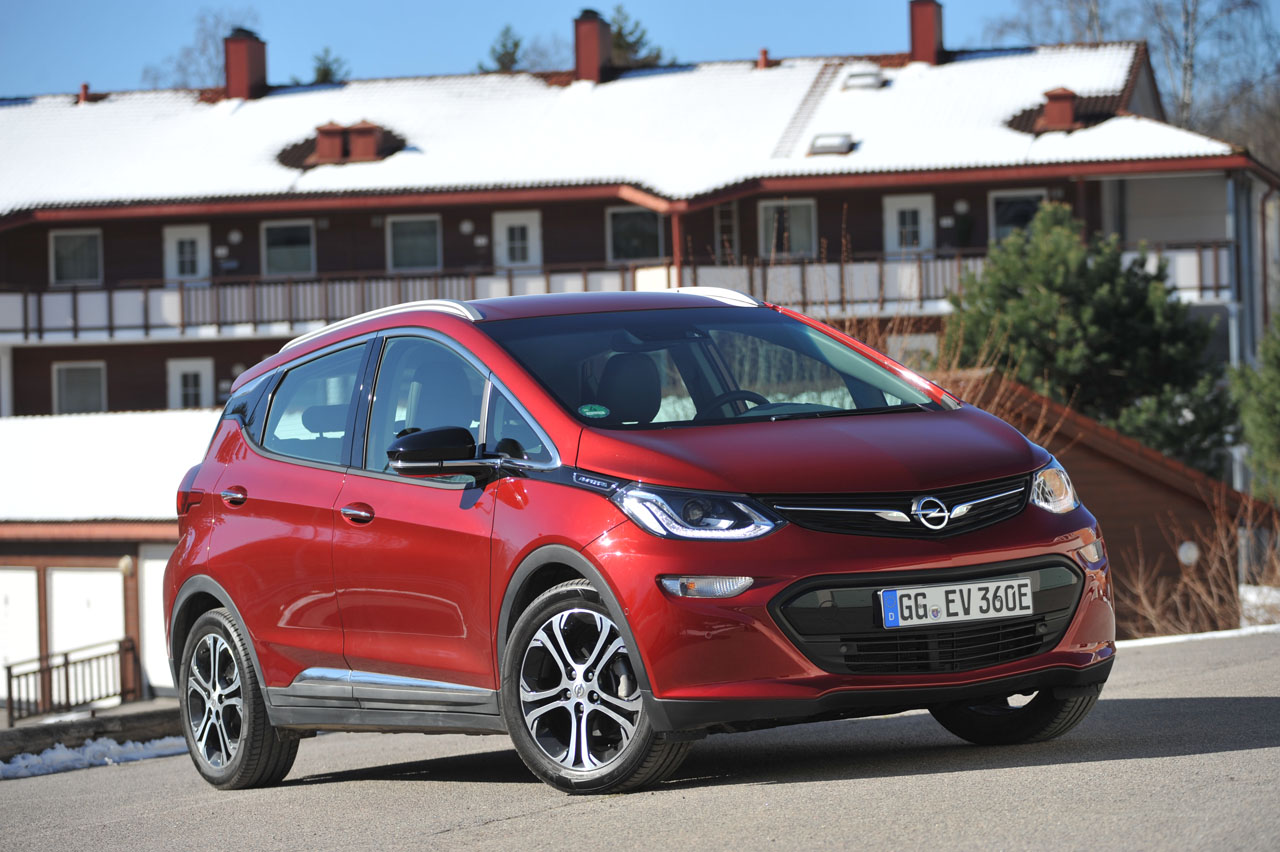 Opel levert voor het einde van het jaar de eerste exemplaren van de Ampera-e uit, een volledig elektrische ruimtewagen met een aantrekkelijk lage bijtelling.