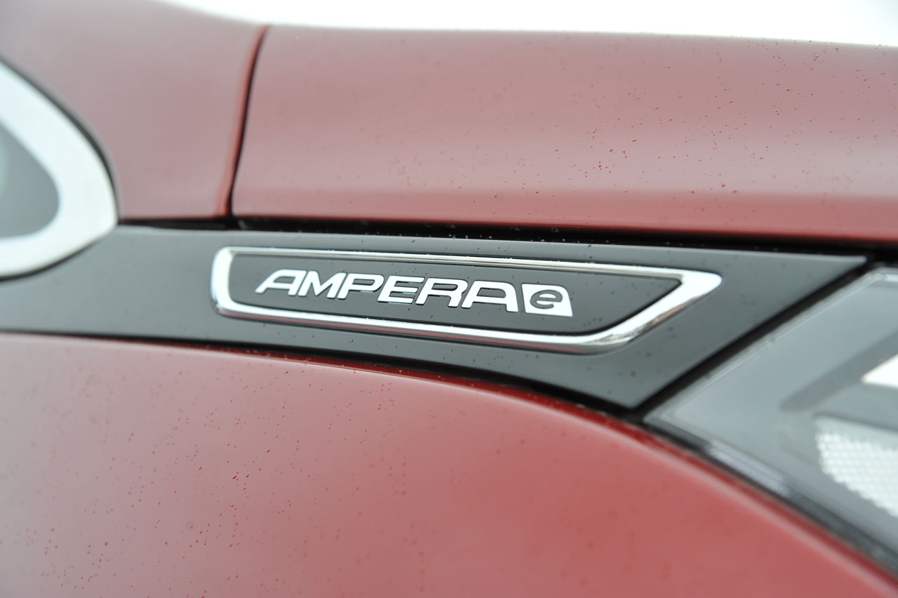 Opel levert voor het einde van het jaar de eerste exemplaren van de Ampera-e uit, een volledig elektrische ruimtewagen met een aantrekkelijk lage bijtelling.