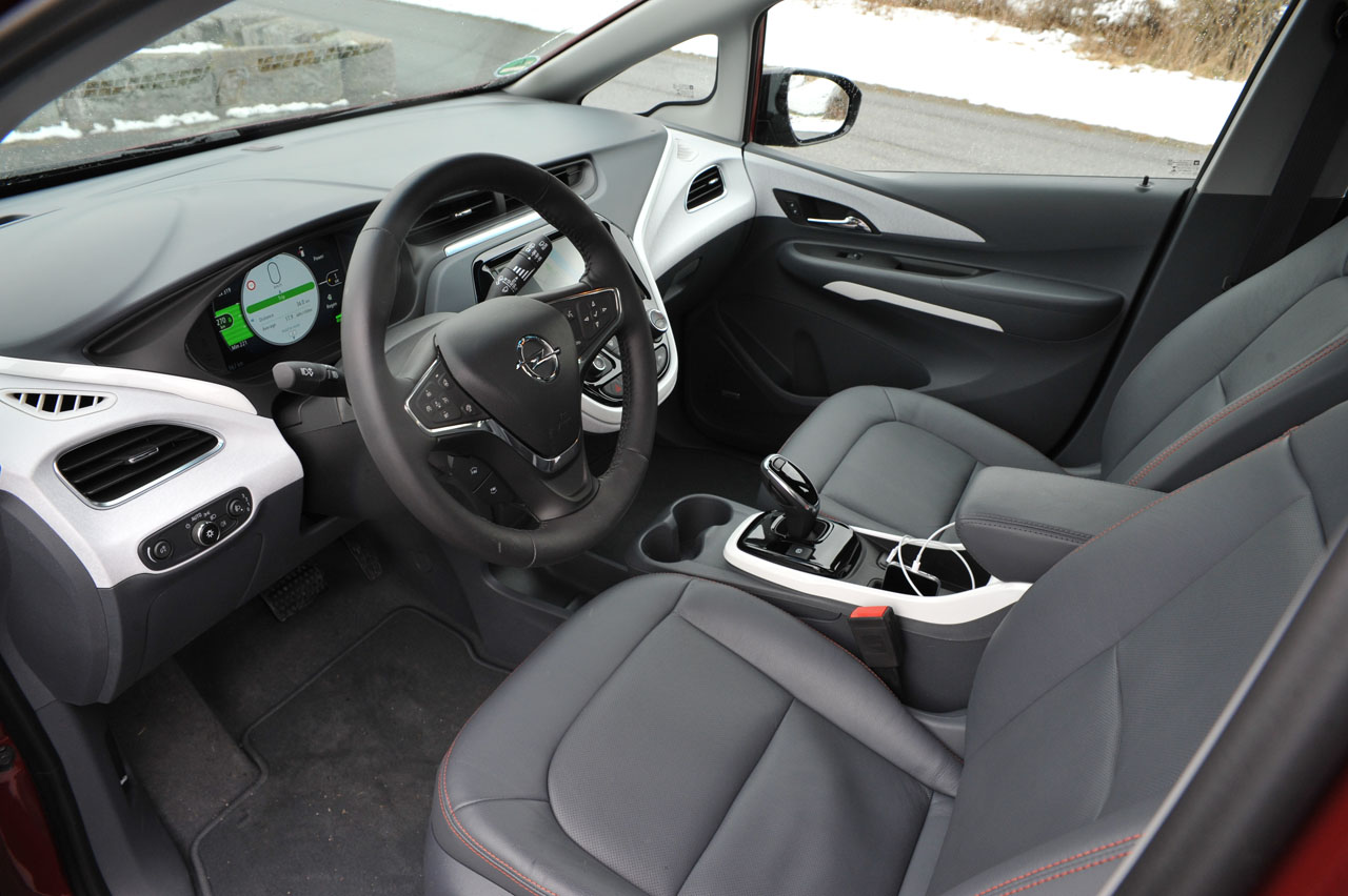 Opel levert voor het einde van het jaar de eerste exemplaren van de Ampera-e uit, een volledig elektrische ruimtewagen met een aantrekkelijk lage bijtelling.