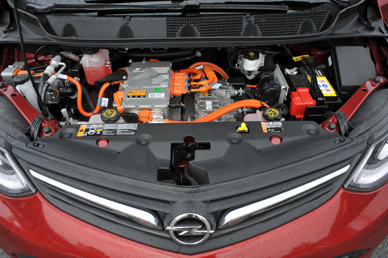 Opel levert voor het einde van het jaar de eerste exemplaren van de Ampera-e uit, een volledig elektrische ruimtewagen met een aantrekkelijk lage bijtelling.
