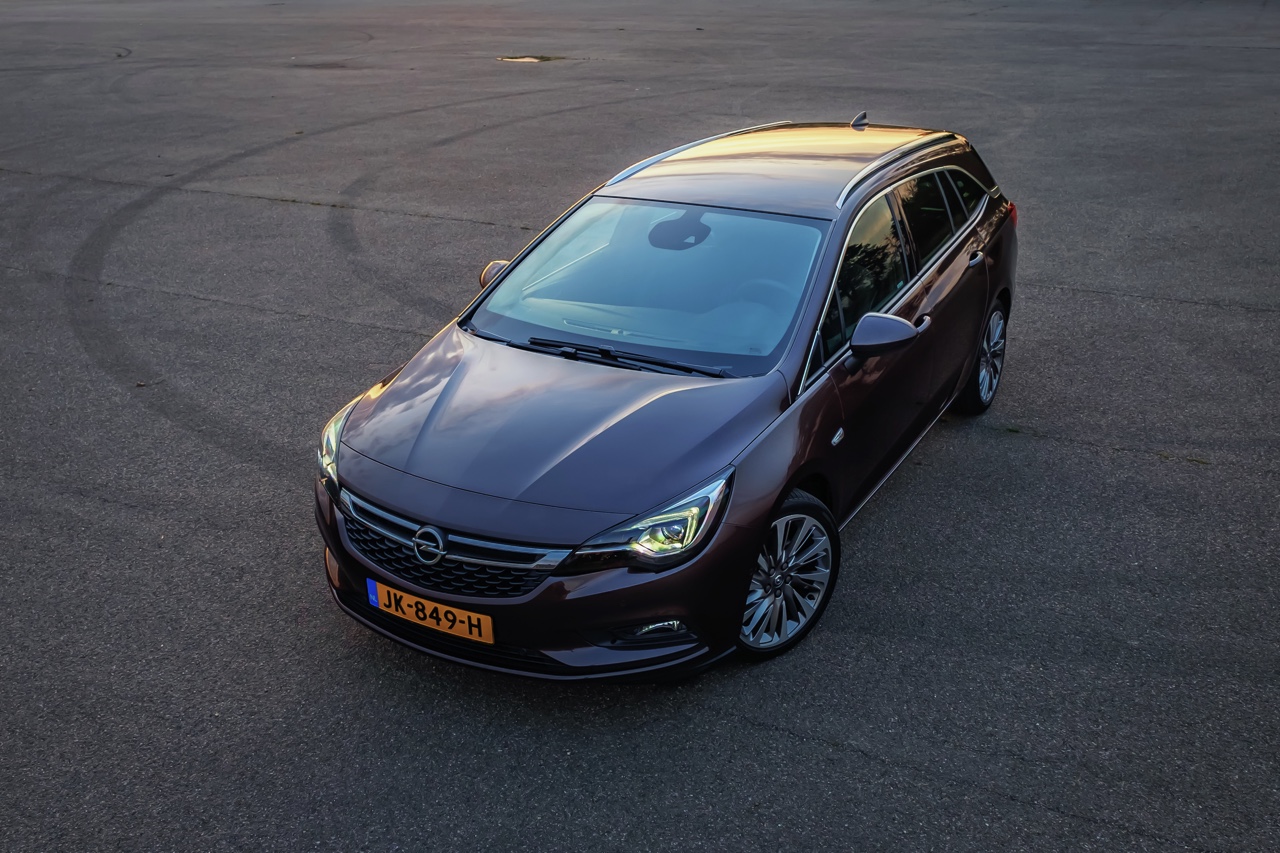 Autotest Opel Astra Sports Tourer. Is de nieuwe Astra Stationwagon met zijn begeerlijke titels als Auto van het Jaar en Private Leaseauto van het Jaar ook echt prijzenswaardig?