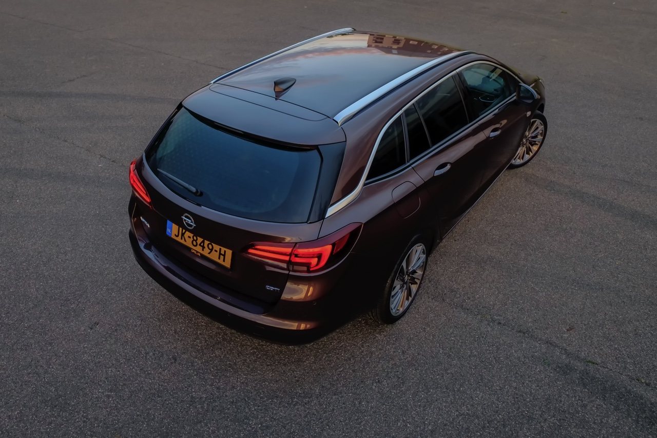 Autotest Opel Astra Sports Tourer. Is de nieuwe Astra Stationwagon met zijn begeerlijke titels als Auto van het Jaar en Private Leaseauto van het Jaar ook echt prijzenswaardig?