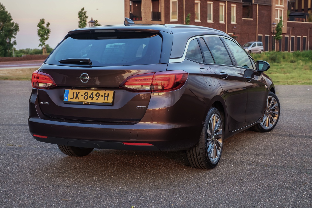 Autotest Opel Astra Sports Tourer. Is de nieuwe Astra Stationwagon met zijn begeerlijke titels als Auto van het Jaar en Private Leaseauto van het Jaar ook echt prijzenswaardig?