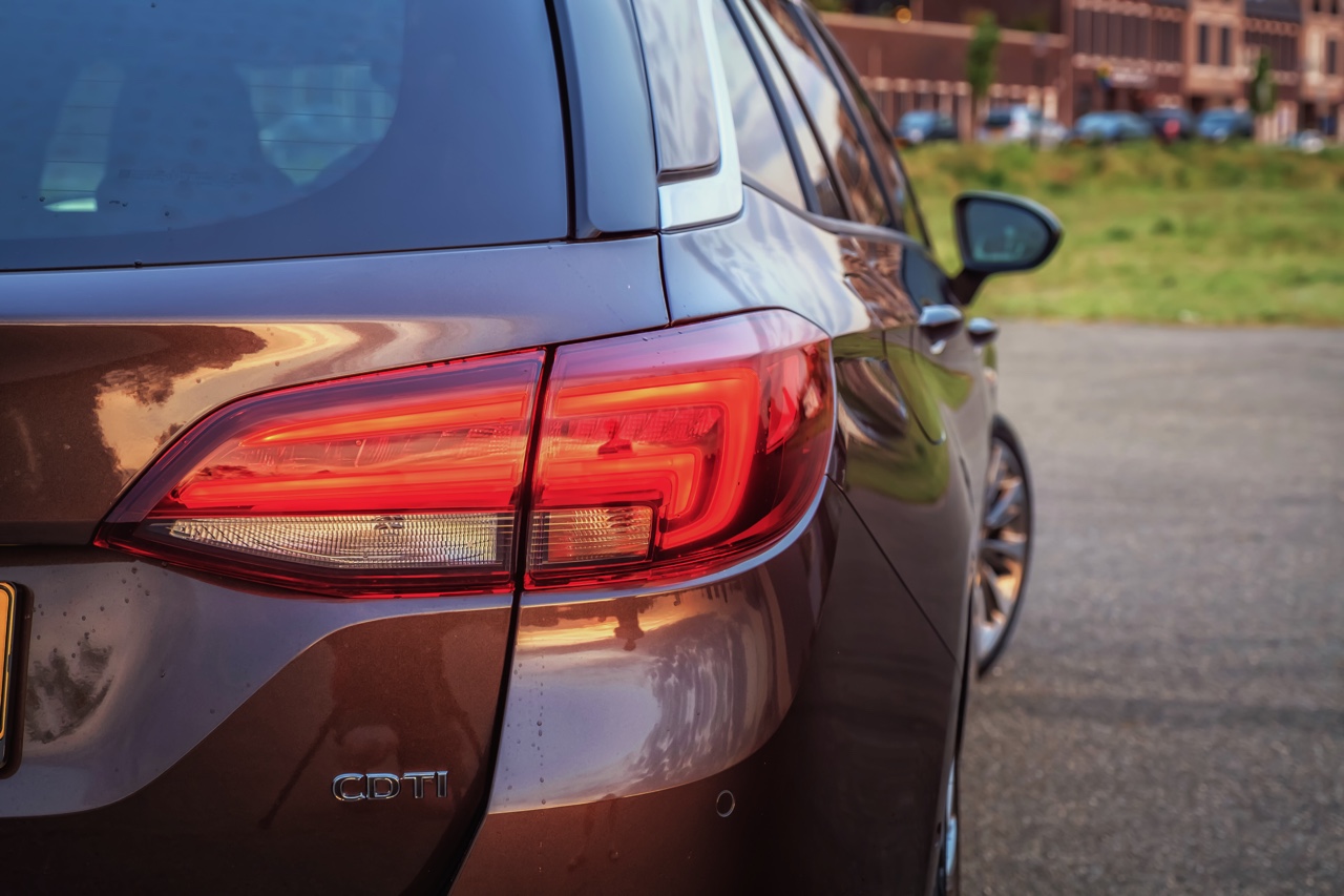 Autotest Opel Astra Sports Tourer. Is de nieuwe Astra Stationwagon met zijn begeerlijke titels als Auto van het Jaar en Private Leaseauto van het Jaar ook echt prijzenswaardig?