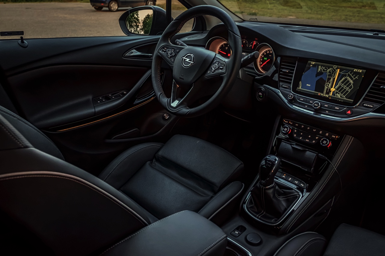 Autotest Opel Astra Sports Tourer. Is de nieuwe Astra Stationwagon met zijn begeerlijke titels als Auto van het Jaar en Private Leaseauto van het Jaar ook echt prijzenswaardig?