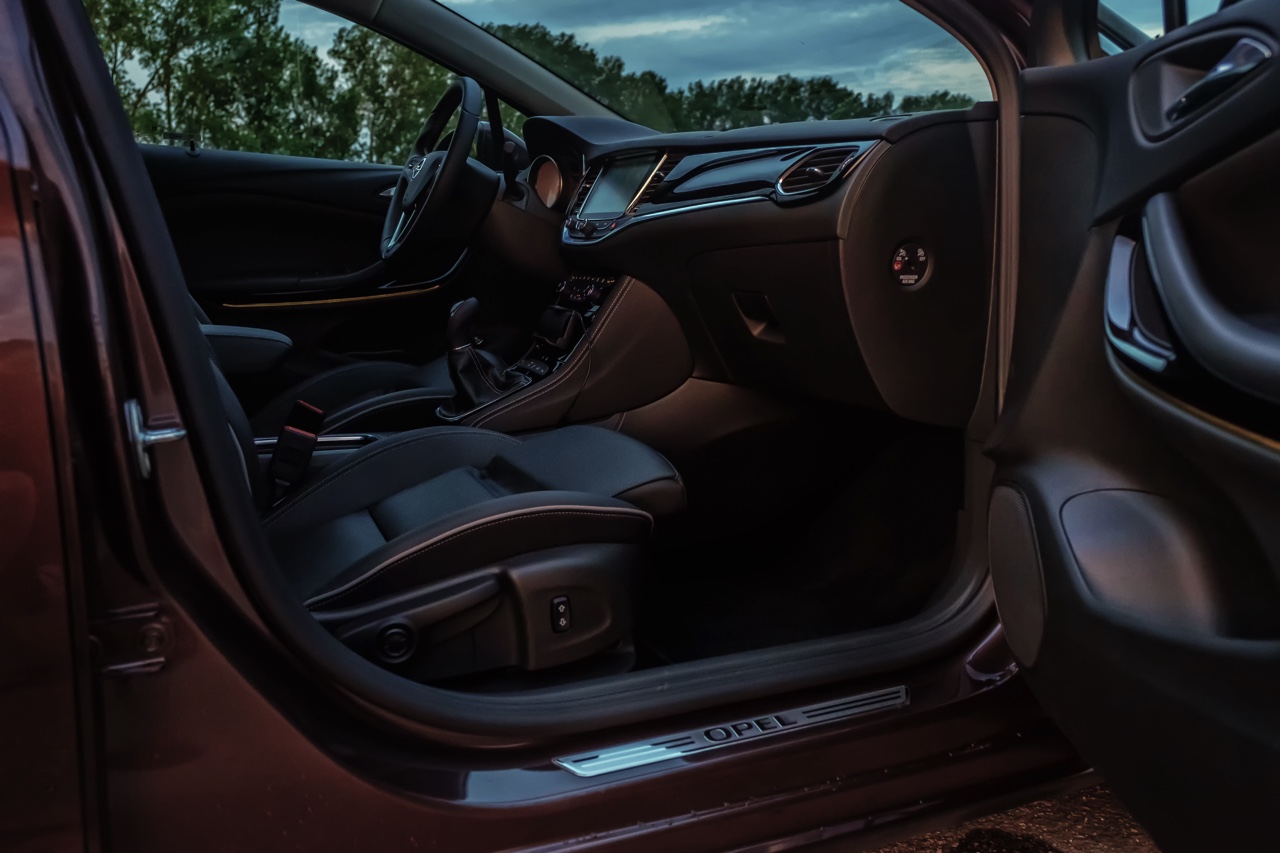 Autotest Opel Astra Sports Tourer. Is de nieuwe Astra Stationwagon met zijn begeerlijke titels als Auto van het Jaar en Private Leaseauto van het Jaar ook echt prijzenswaardig?