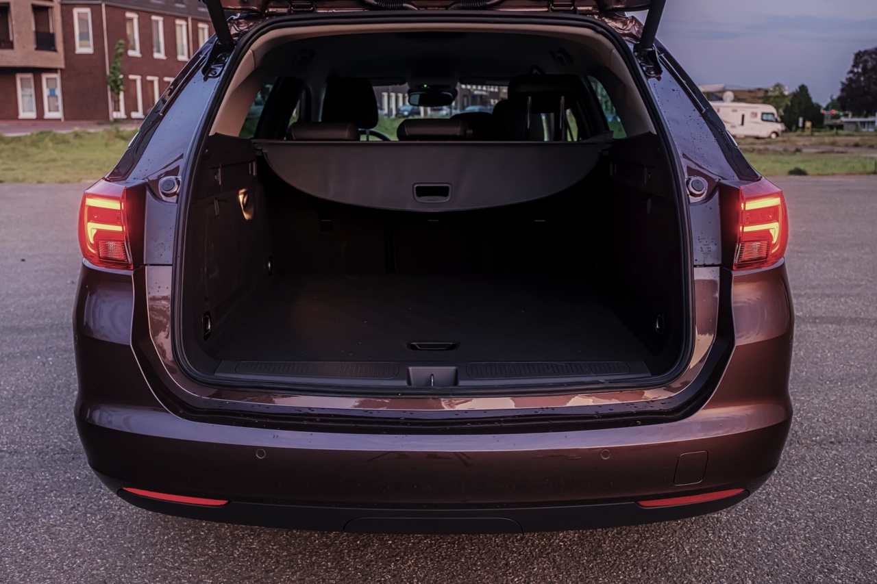 Autotest Opel Astra Sports Tourer. Is de nieuwe Astra Stationwagon met zijn begeerlijke titels als Auto van het Jaar en Private Leaseauto van het Jaar ook echt prijzenswaardig?