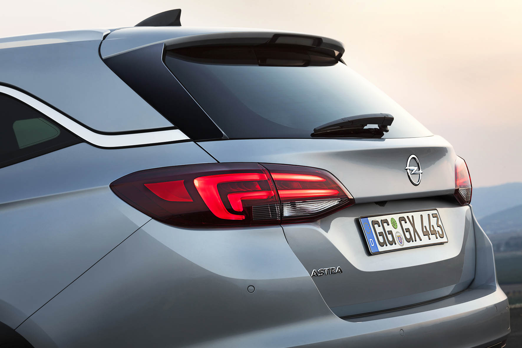 De nieuwe Opel Astra Sports Tourer is vanaf nu bestelbaar en komt in april 2016 naar Nederland.