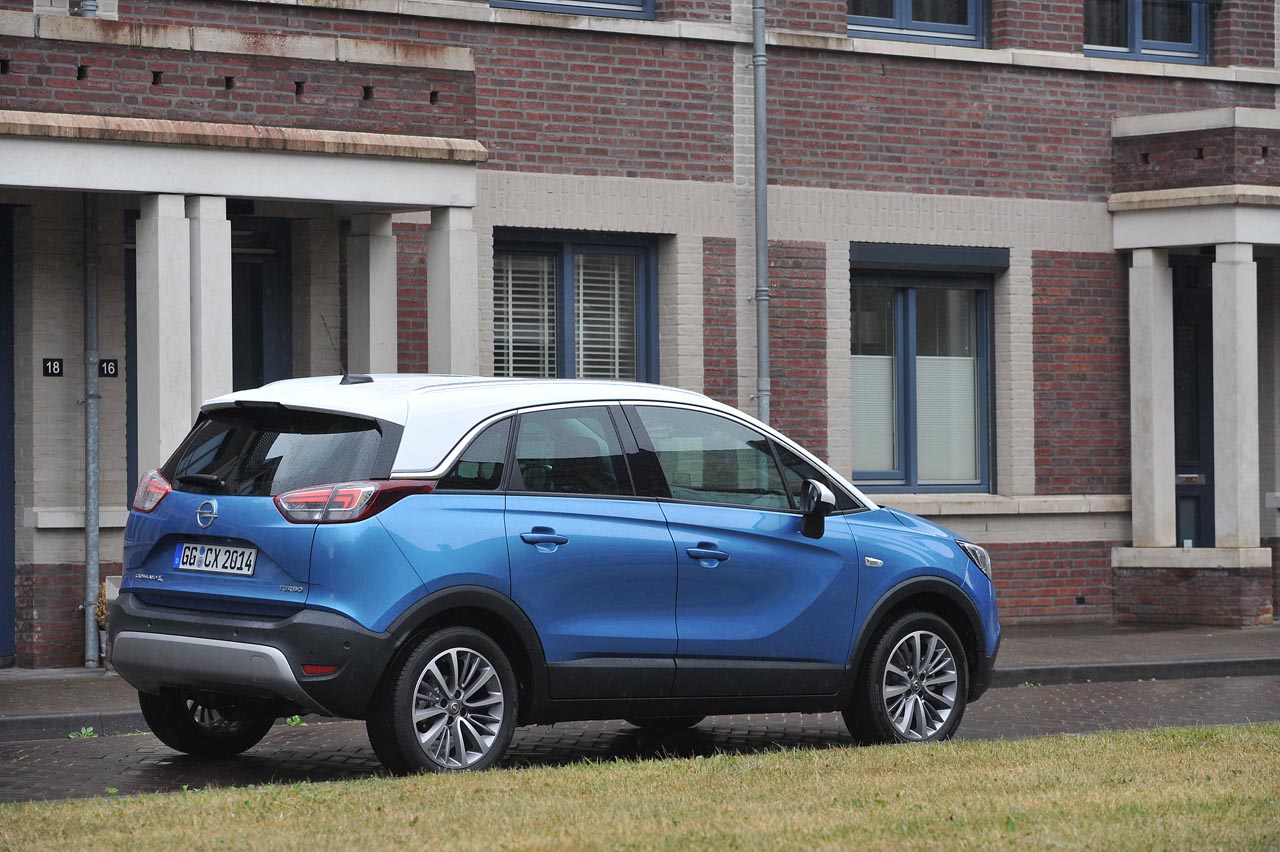 Opel lanceert de Crossland X als opvolger van de ruimtelijke Meriva. Qua gebruiksmogelijkheden doet de nieuwe crossover nauwelijks voor zijn voorganger onder.