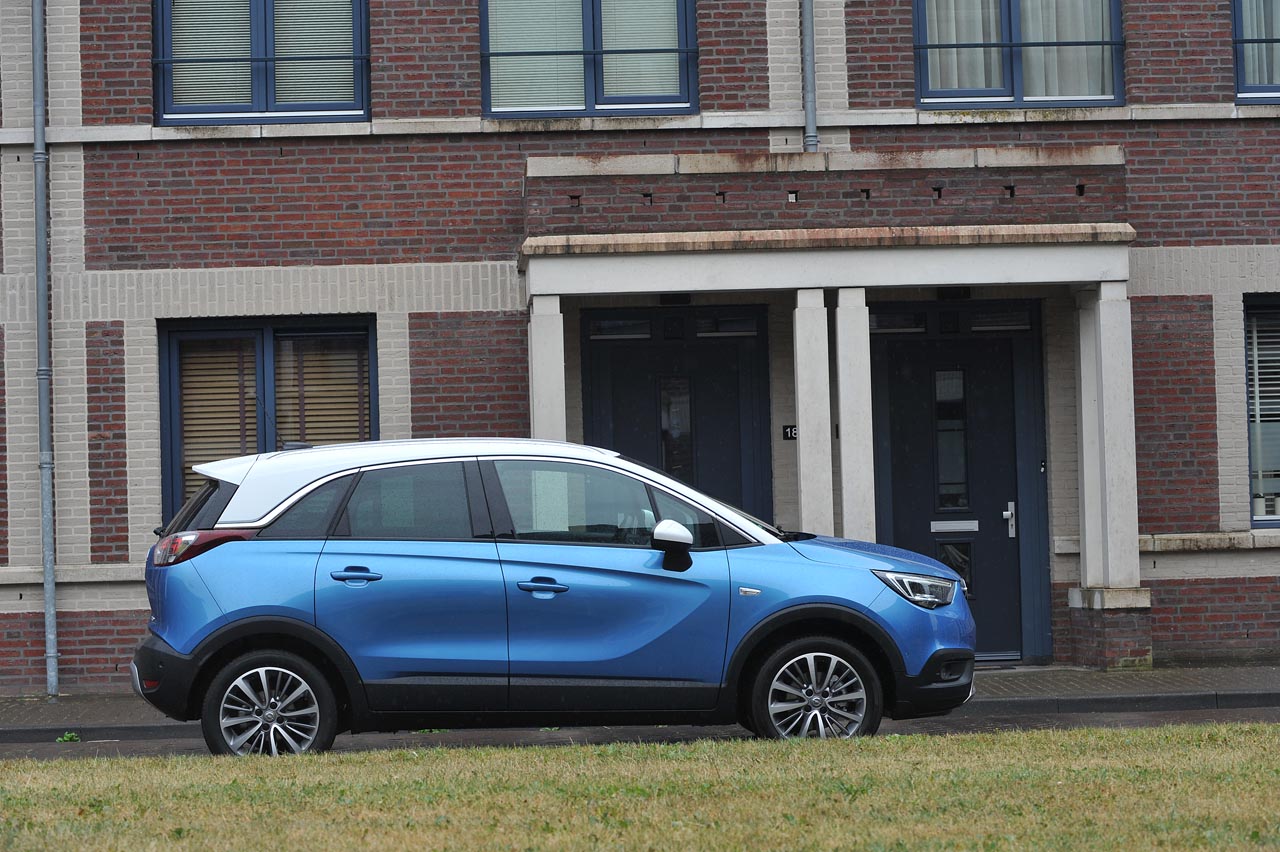 Opel lanceert de Crossland X als opvolger van de ruimtelijke Meriva. Qua gebruiksmogelijkheden doet de nieuwe crossover nauwelijks voor zijn voorganger onder.