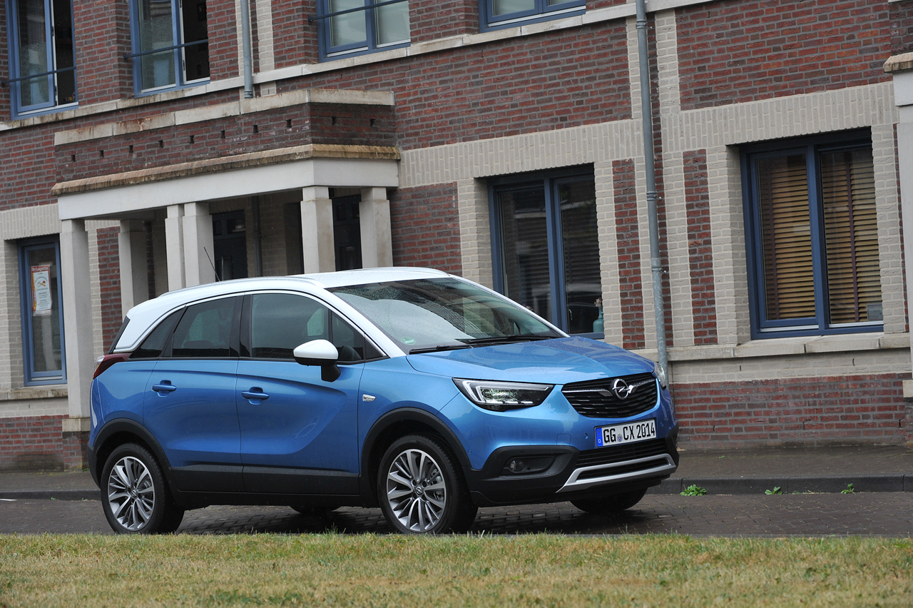 Opel lanceert de Crossland X als opvolger van de ruimtelijke Meriva. Qua gebruiksmogelijkheden doet de nieuwe crossover nauwelijks voor zijn voorganger onder.