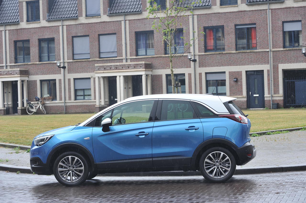 Opel lanceert de Crossland X als opvolger van de ruimtelijke Meriva. Qua gebruiksmogelijkheden doet de nieuwe crossover nauwelijks voor zijn voorganger onder.