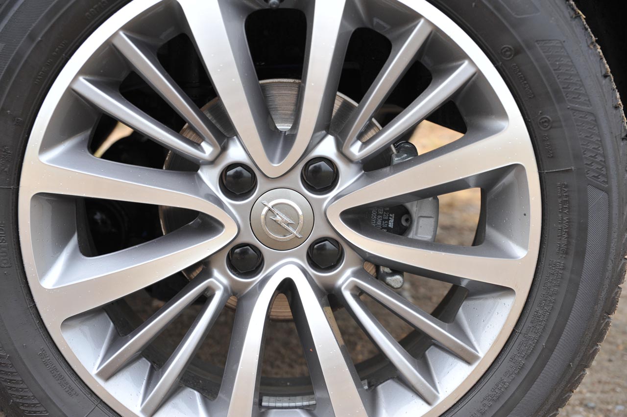 Opel lanceert de Crossland X als opvolger van de ruimtelijke Meriva. Qua gebruiksmogelijkheden doet de nieuwe crossover nauwelijks voor zijn voorganger onder.