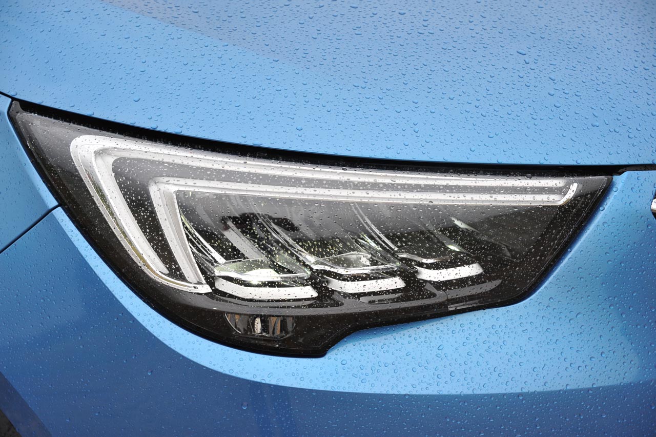 Opel lanceert de Crossland X als opvolger van de ruimtelijke Meriva. Qua gebruiksmogelijkheden doet de nieuwe crossover nauwelijks voor zijn voorganger onder.