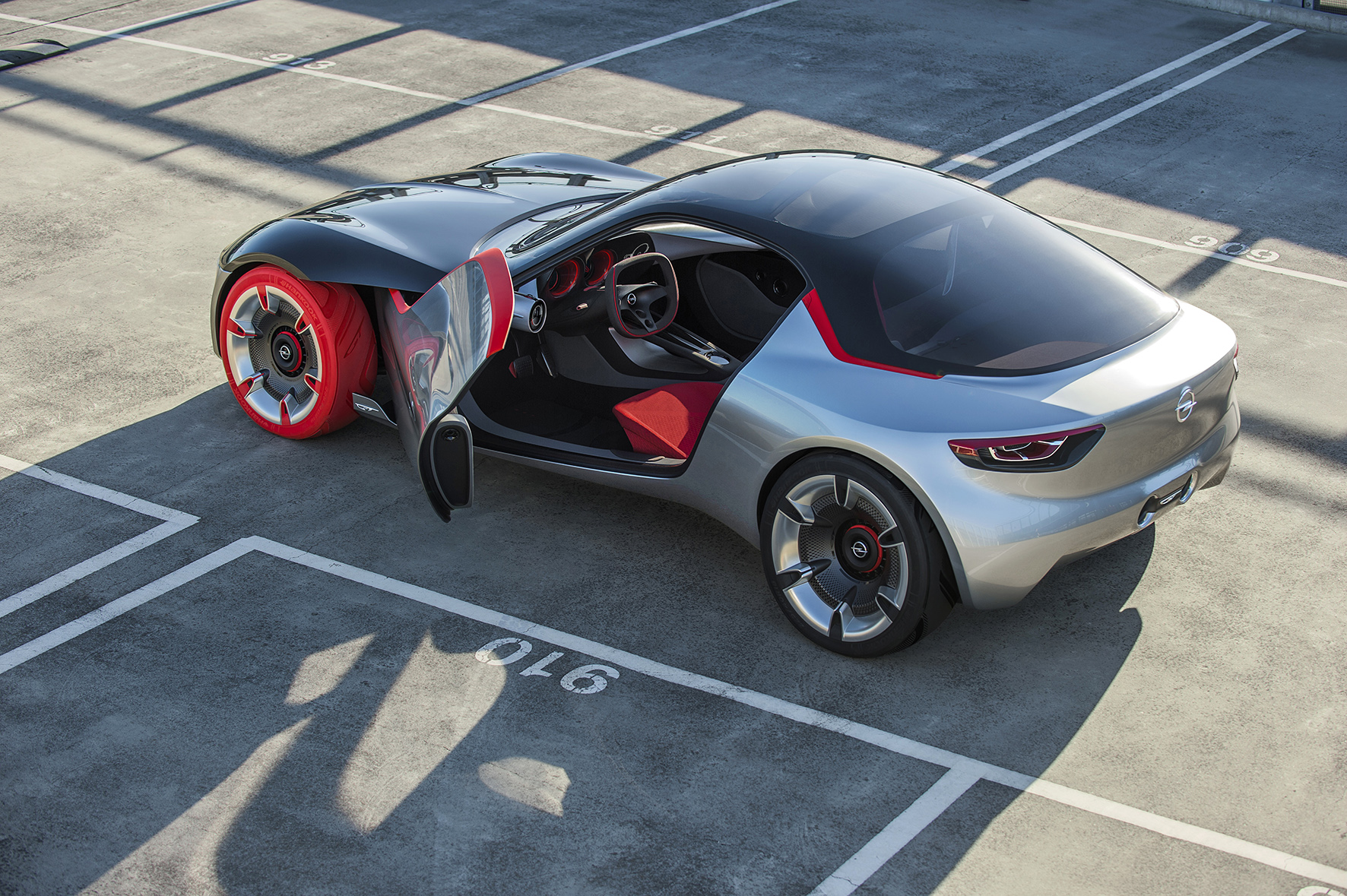 Opel heeft de toekomst op het gebied van sportiviteit en design in handen met de Opel GT Concept, die op de Autosalon van Genve live wordt gepresenteerd met 1.0 Turbomotor, goed voor 145 pk.