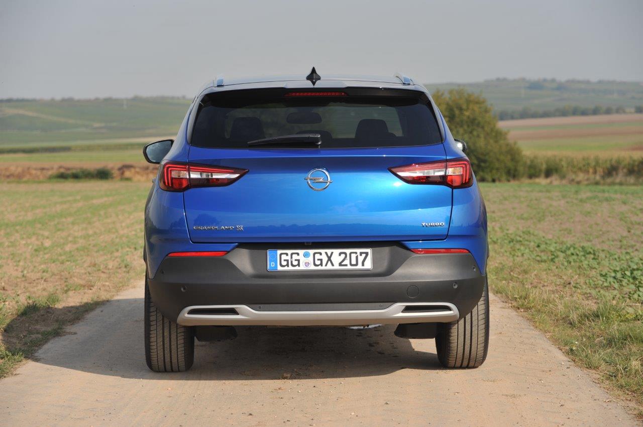 Opel plaatst zich met de nieuwe Grandland X keurig tussen de middenklasse SUV's die zeer populair zijn in de Europese markt. Autovandaag reed de benzineversie.
