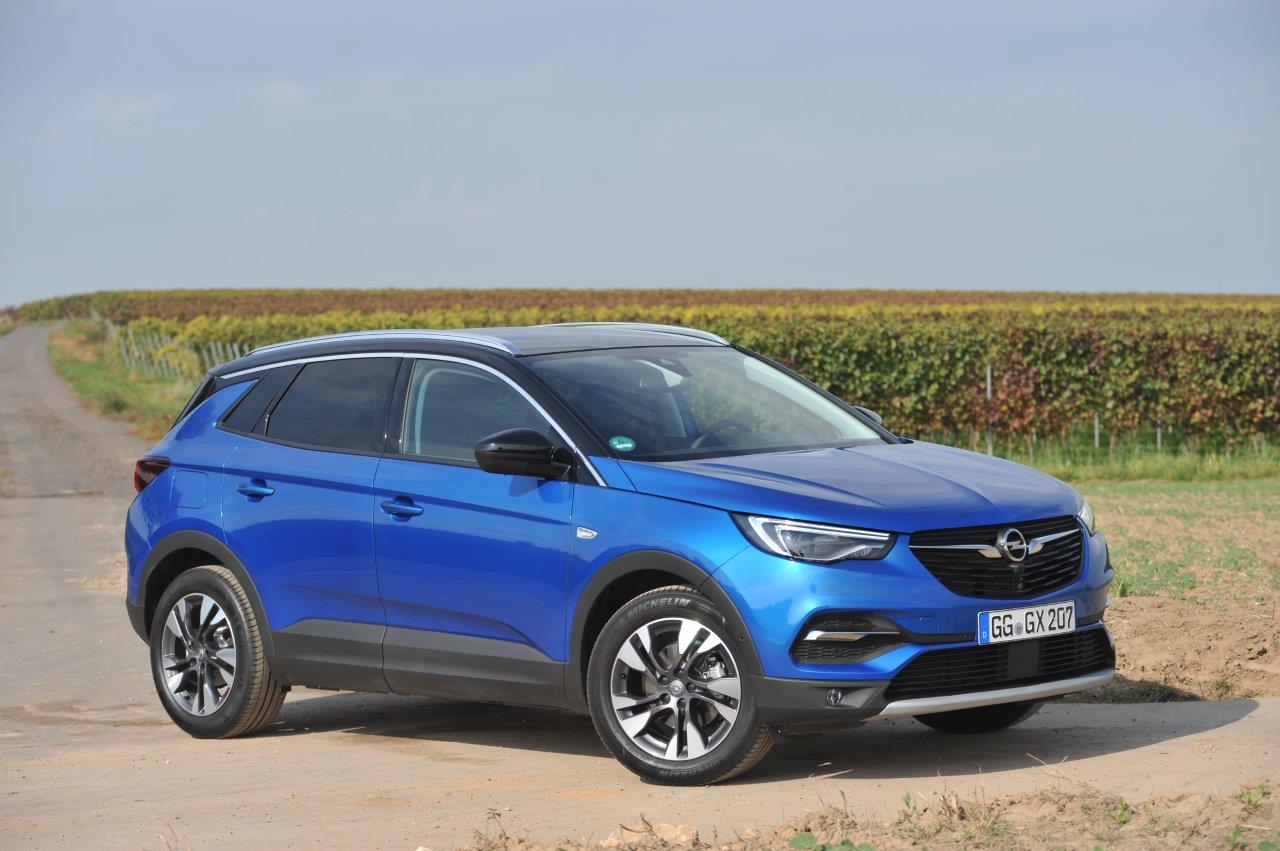 Opel plaatst zich met de nieuwe Grandland X keurig tussen de middenklasse SUV's die zeer populair zijn in de Europese markt. Autovandaag reed de benzineversie.