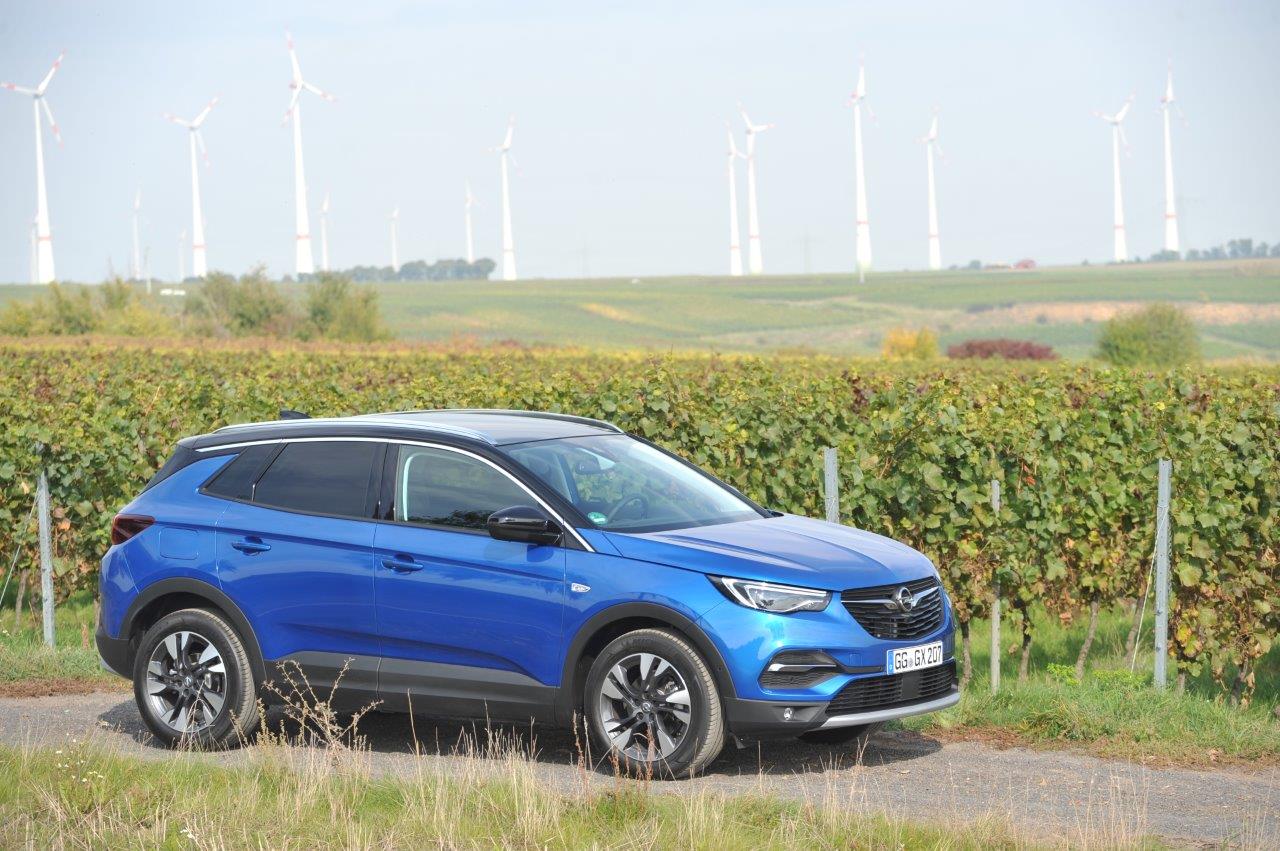Opel plaatst zich met de nieuwe Grandland X keurig tussen de middenklasse SUV's die zeer populair zijn in de Europese markt. Autovandaag reed de benzineversie.