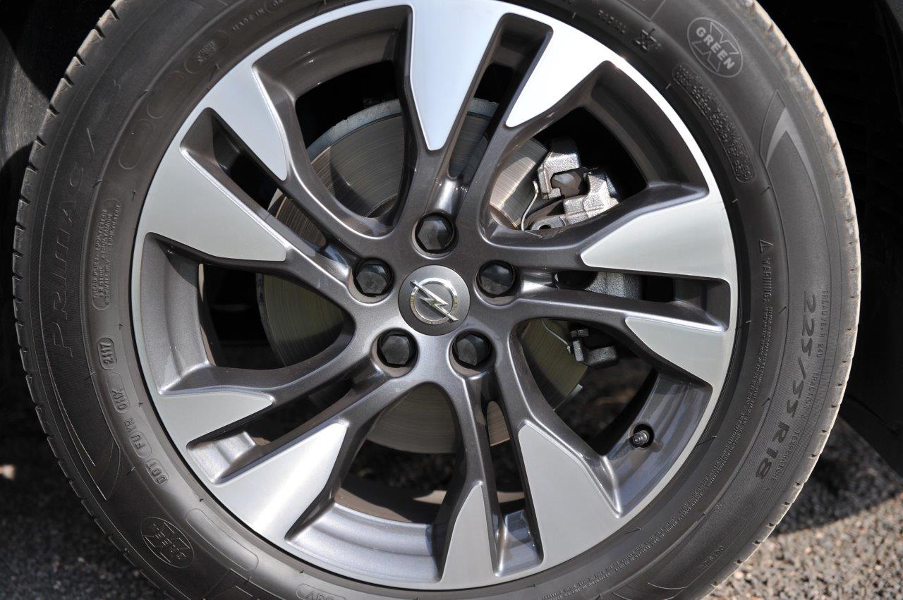 Opel plaatst zich met de nieuwe Grandland X keurig tussen de middenklasse SUV's die zeer populair zijn in de Europese markt. Autovandaag reed de benzineversie.
