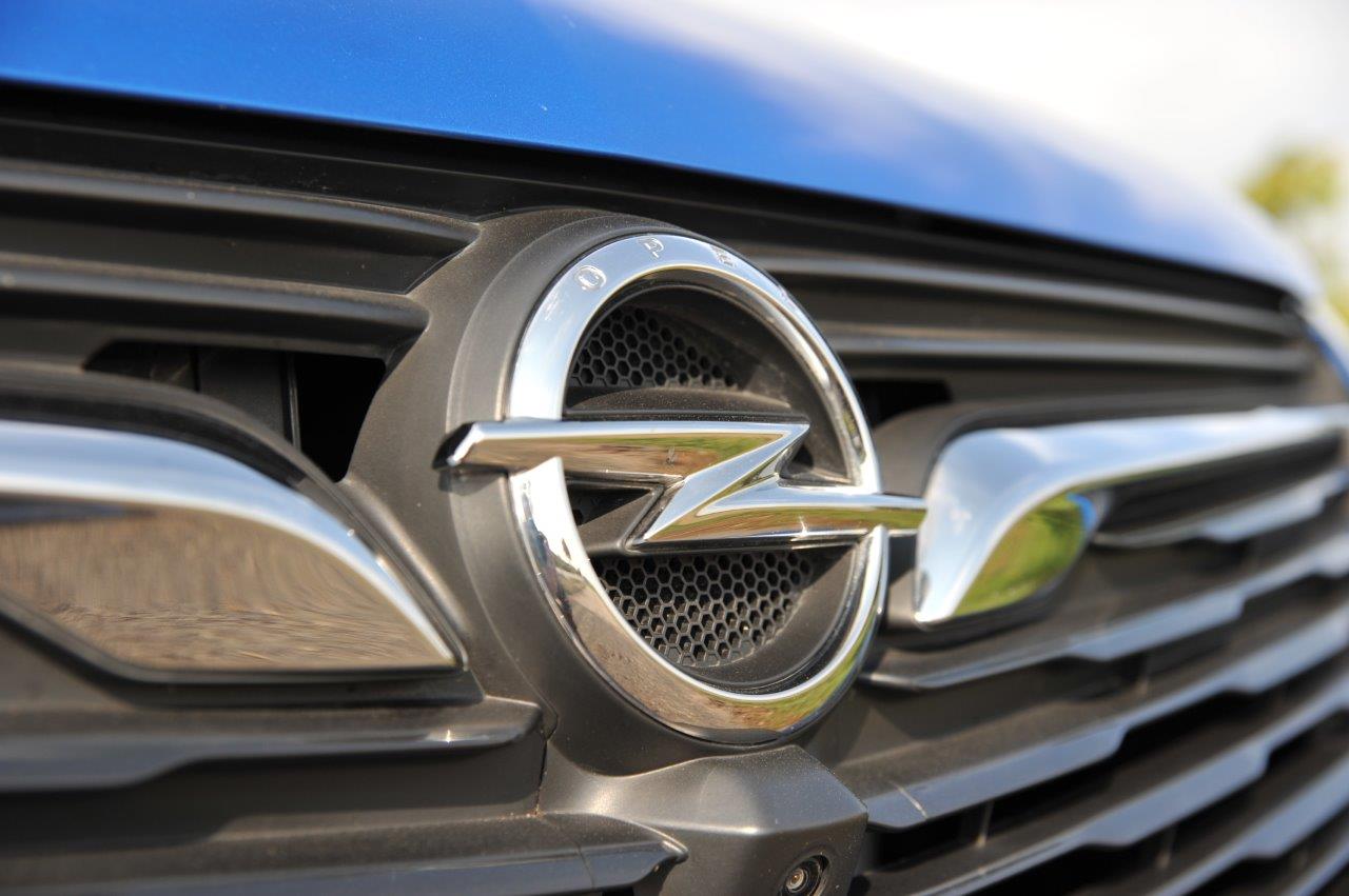 Opel plaatst zich met de nieuwe Grandland X keurig tussen de middenklasse SUV's die zeer populair zijn in de Europese markt. Autovandaag reed de benzineversie.