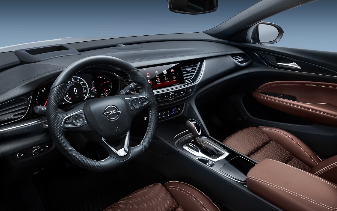 Opel presenteert de off-roaduitvoering van de nieuwe Insignia, de Country Tourer. De auto staat volgens het gebruikelijke recept hoger op de wielen en is voorzien van een stoerder uiterlijk.