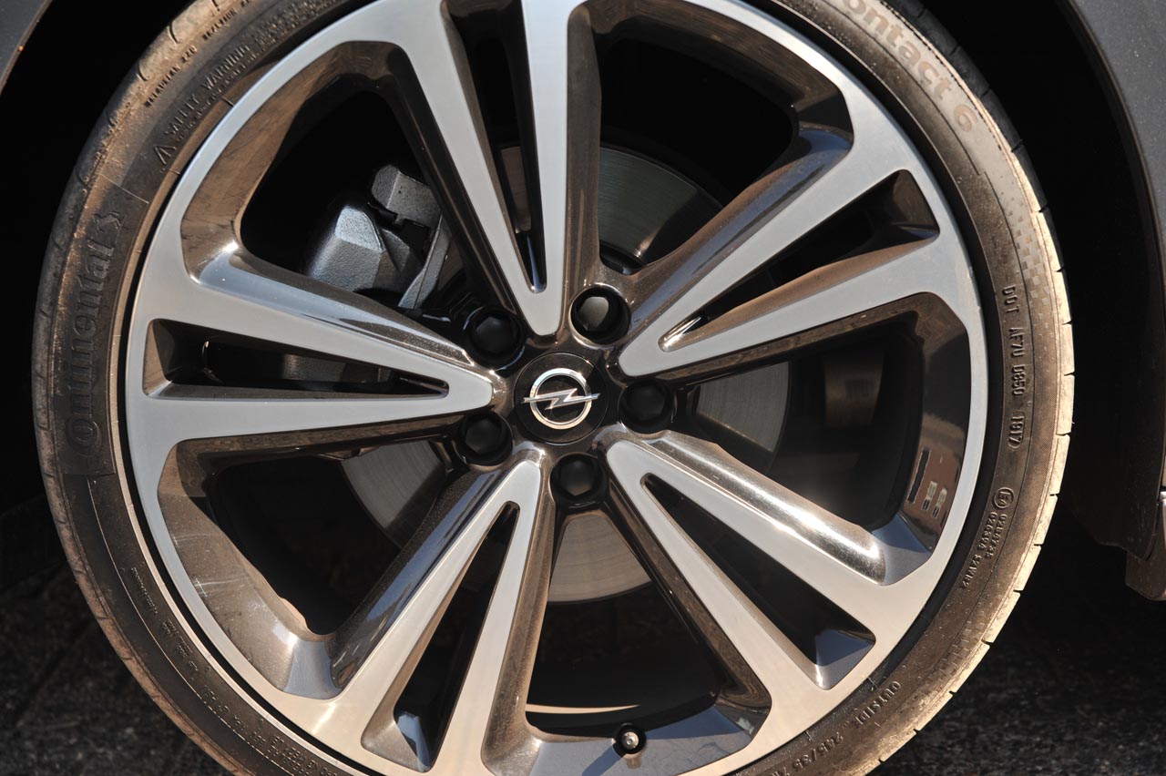 Opel breidt het leveringsprogramma van de nieuwe Insignia uit met de Sports Tourer, een sportief en elegant gelijnde stationwagon.