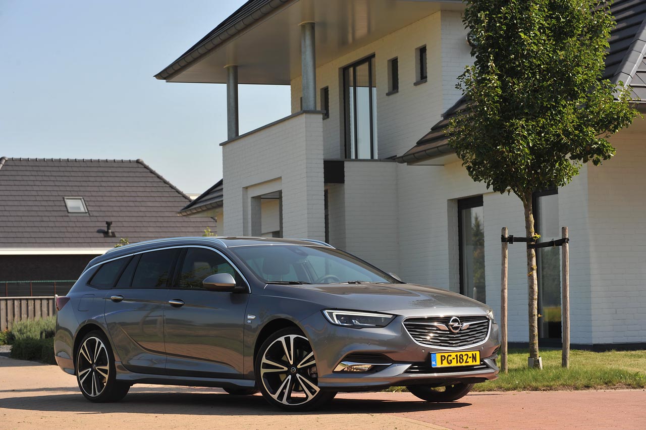 Opel breidt het leveringsprogramma van de nieuwe Insignia uit met de Sports Tourer, een sportief en elegant gelijnde stationwagon.