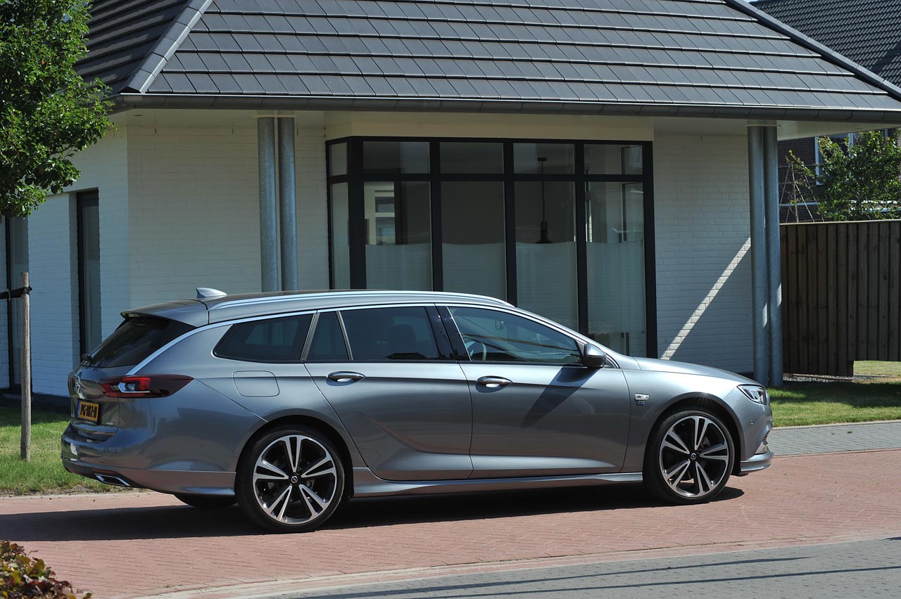 Opel breidt het leveringsprogramma van de nieuwe Insignia uit met de Sports Tourer, een sportief en elegant gelijnde stationwagon.