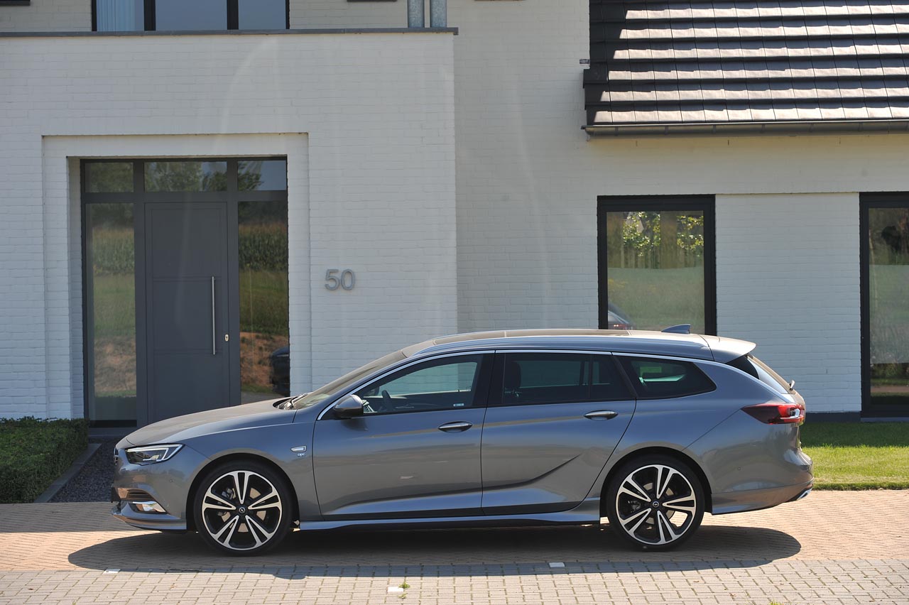 Opel breidt het leveringsprogramma van de nieuwe Insignia uit met de Sports Tourer, een sportief en elegant gelijnde stationwagon.