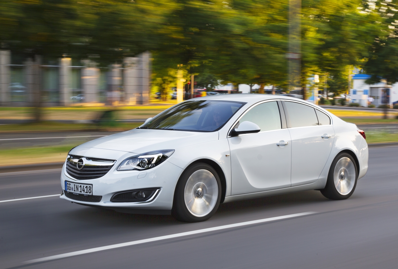 De Opel Insignia is nu leverbaar met het nieuwe Navi 900 Intellilink systeem en Opel Onstar, waarmee de auto beschikt over 4G LTE Wifi verbinding voor internet.
