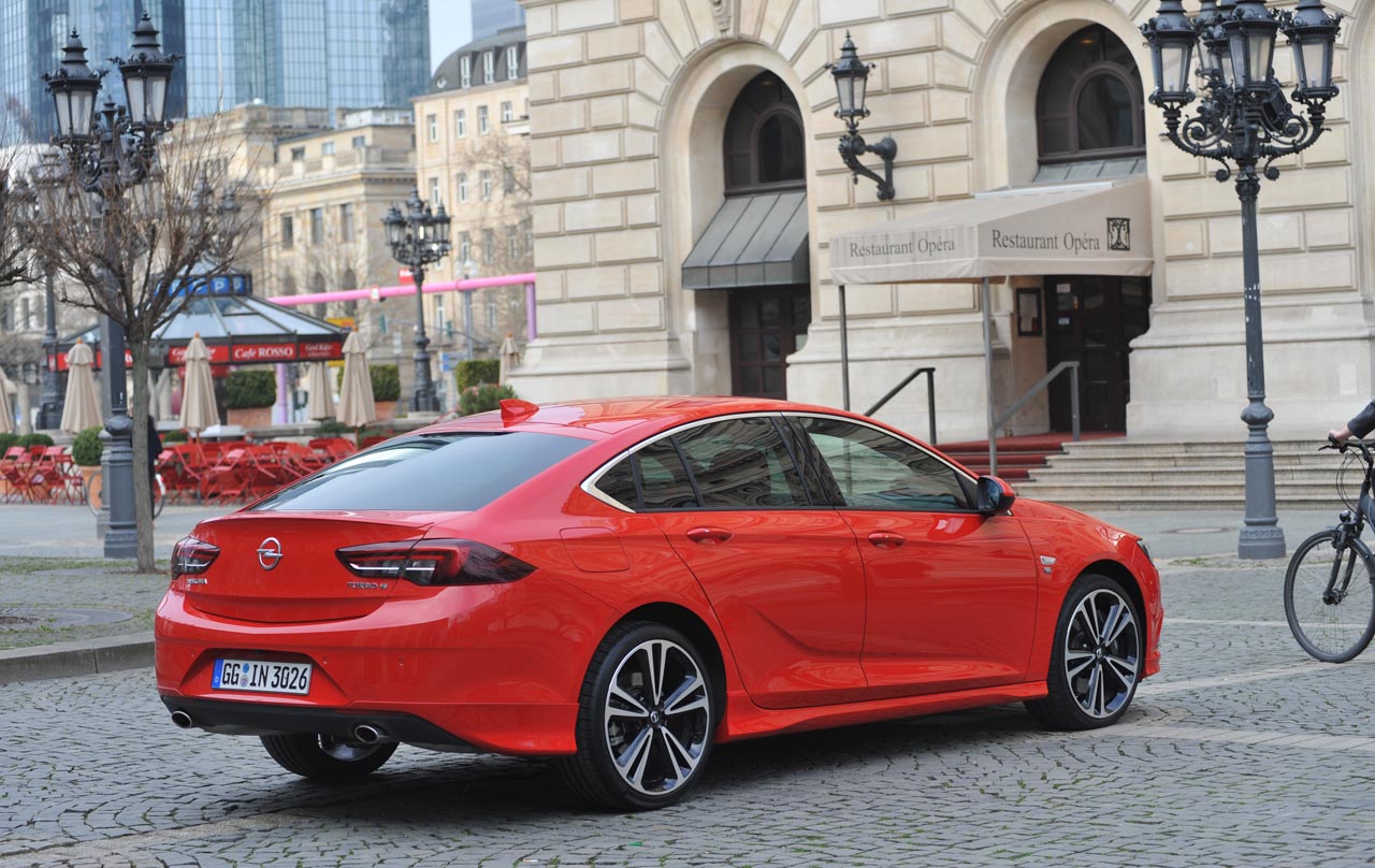 Na negen jaar en 940.000 eenheden komt Opel met de nieuwe Insignia. Die is vooral lichter en technologisch meer hoogwaardig, zo ontdekte AutoVandaag tijdens de eerste kennismaking.