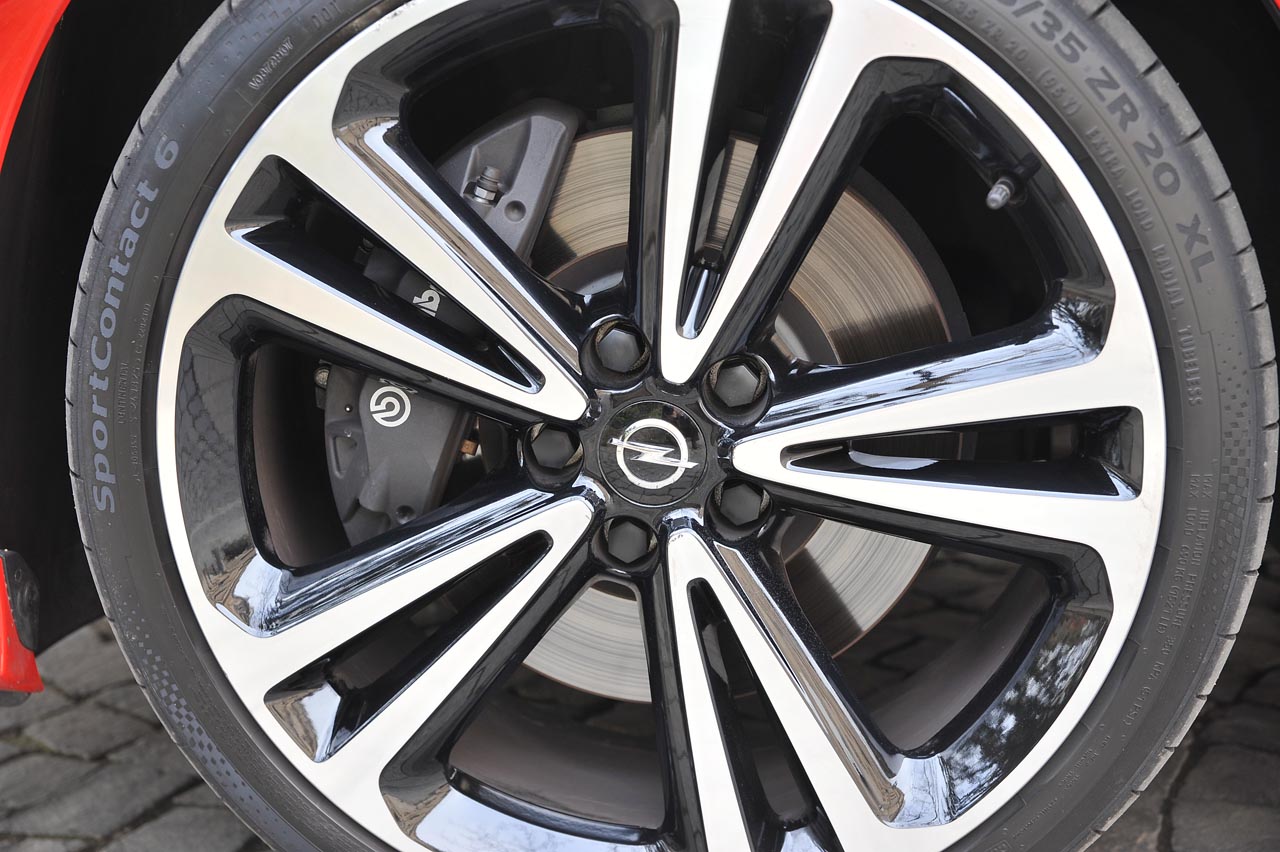 Na negen jaar en 940.000 eenheden komt Opel met de nieuwe Insignia. Die is vooral lichter en technologisch meer hoogwaardig, zo ontdekte AutoVandaag tijdens de eerste kennismaking.