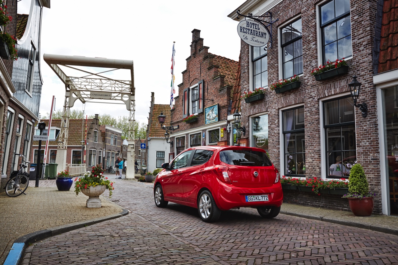 Autotest Opel Karl, de nieuwe vijfdeurs stadsauto van Opel met 1.0 EcoFlex motor, relatief veel ruimte en luxe uitrusting.