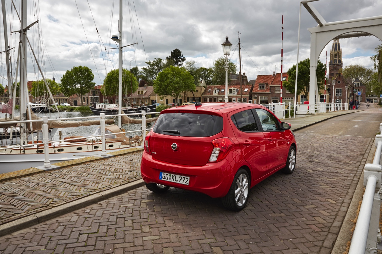 Autotest Opel Karl, de nieuwe vijfdeurs stadsauto van Opel met 1.0 EcoFlex motor, relatief veel ruimte en luxe uitrusting.