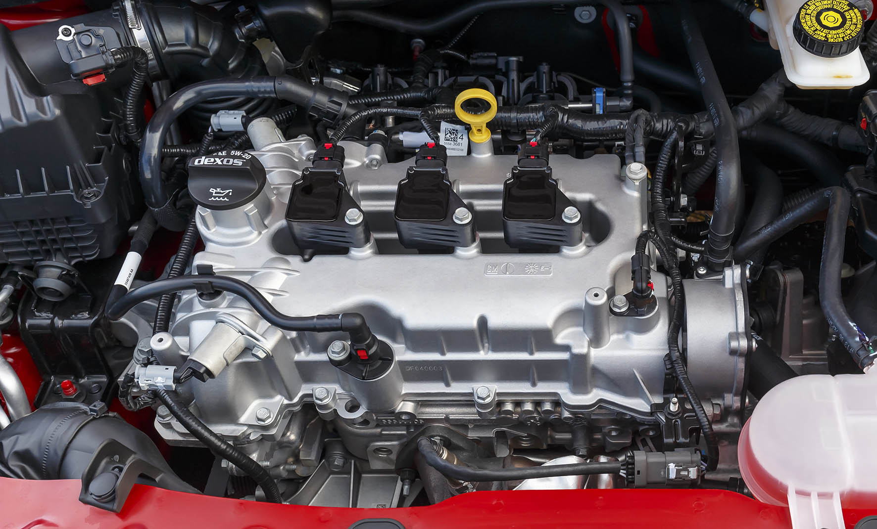 De Opel Karl is dit najaar iets zuiniger geworden en stoot nu 94 g/km CO2 uit. Begin 2016 voegt Opel het Intellilink infotainmentsysteem toe aan de uitrustingsmogelijkheden.