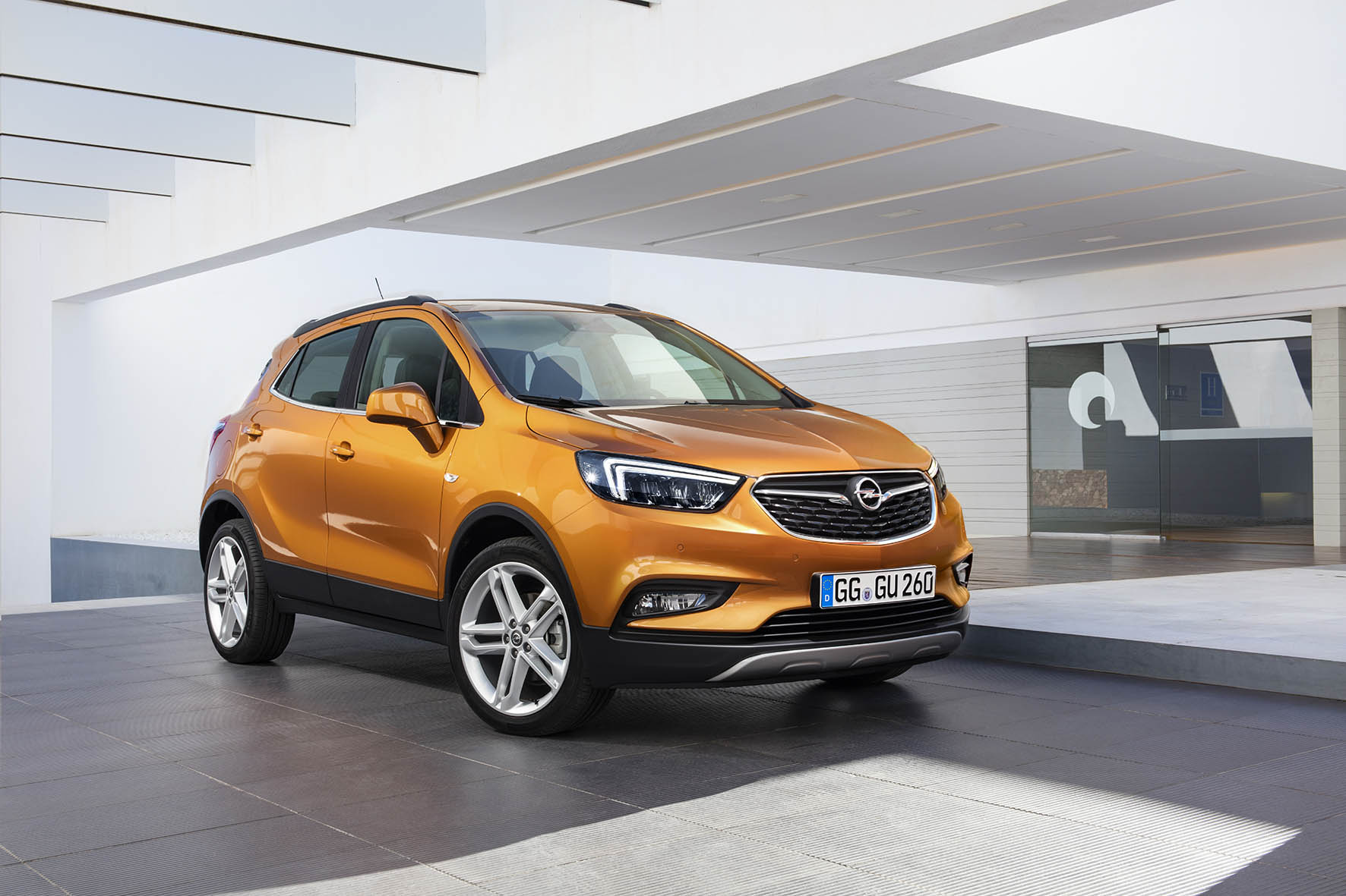 Opel vernieuwt Mokka tot Mokka X. Het faceliftmodel ziet er stoerder uit en beleeft zijn introductie op de Autosalon van Genve 2016.
