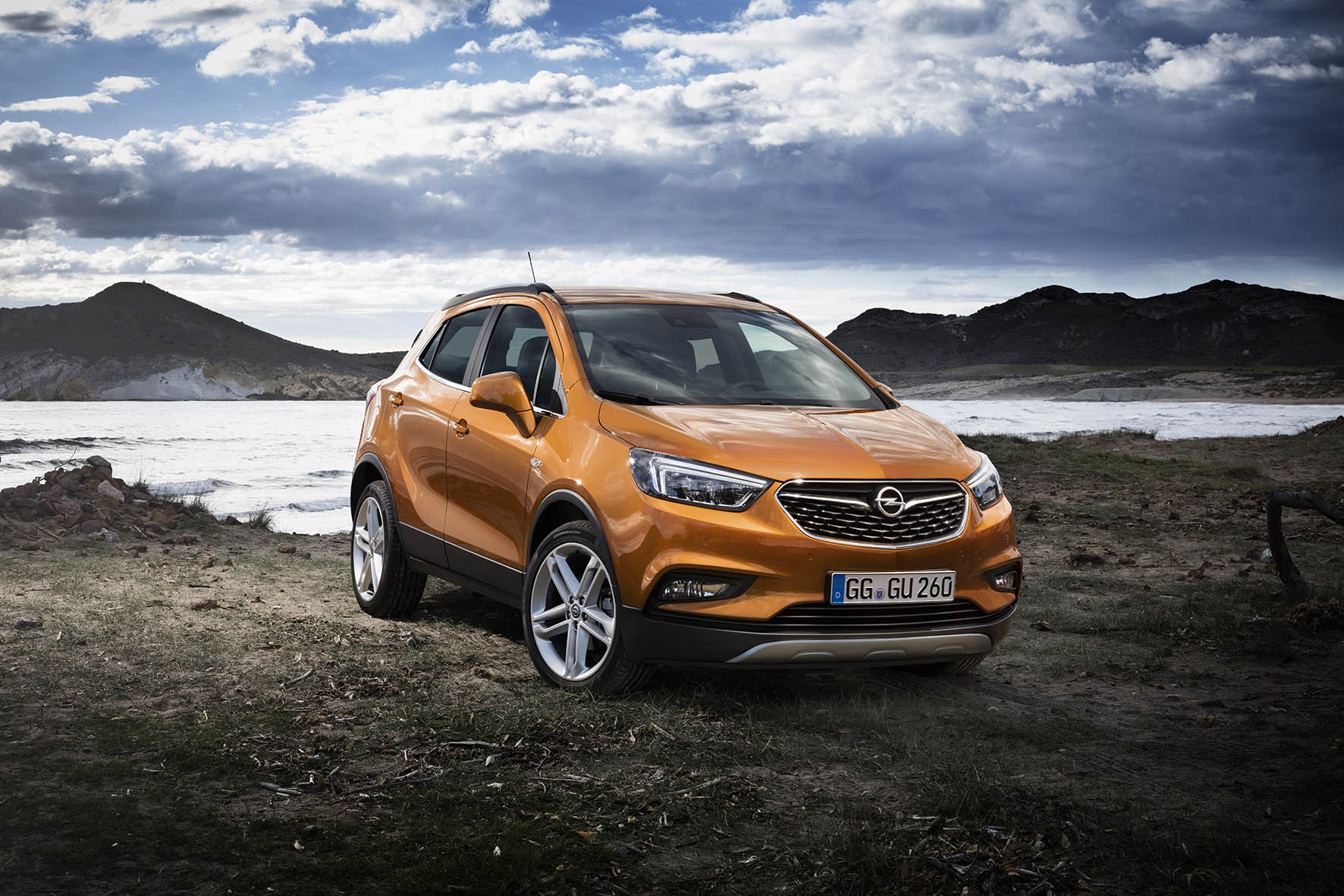 Opel vernieuwt Mokka tot Mokka X. Het faceliftmodel ziet er stoerder uit en beleeft zijn introductie op de Autosalon van Genve 2016.
