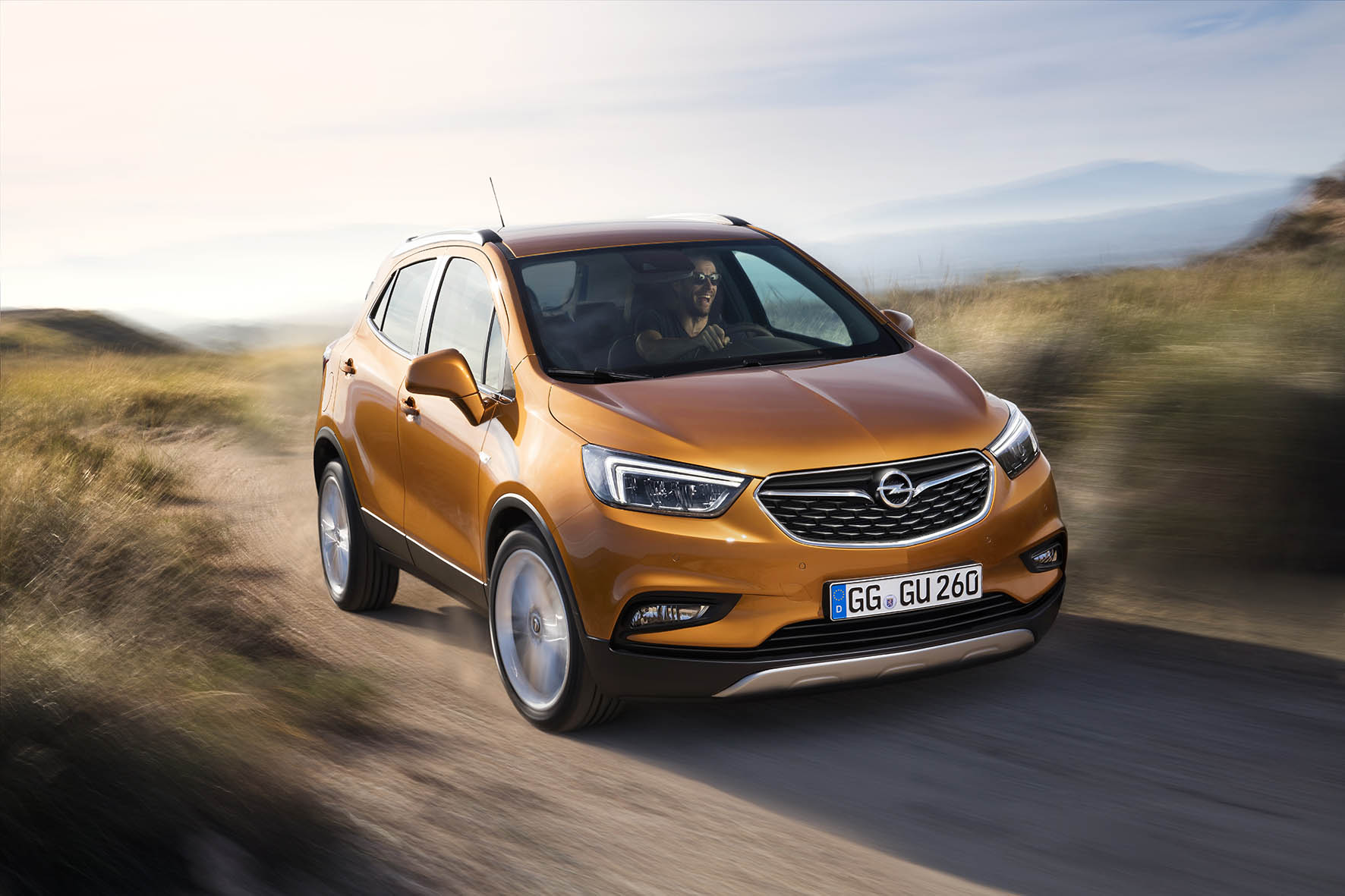 Opel vernieuwt Mokka tot Mokka X. Het faceliftmodel ziet er stoerder uit en beleeft zijn introductie op de Autosalon van Genve 2016.
