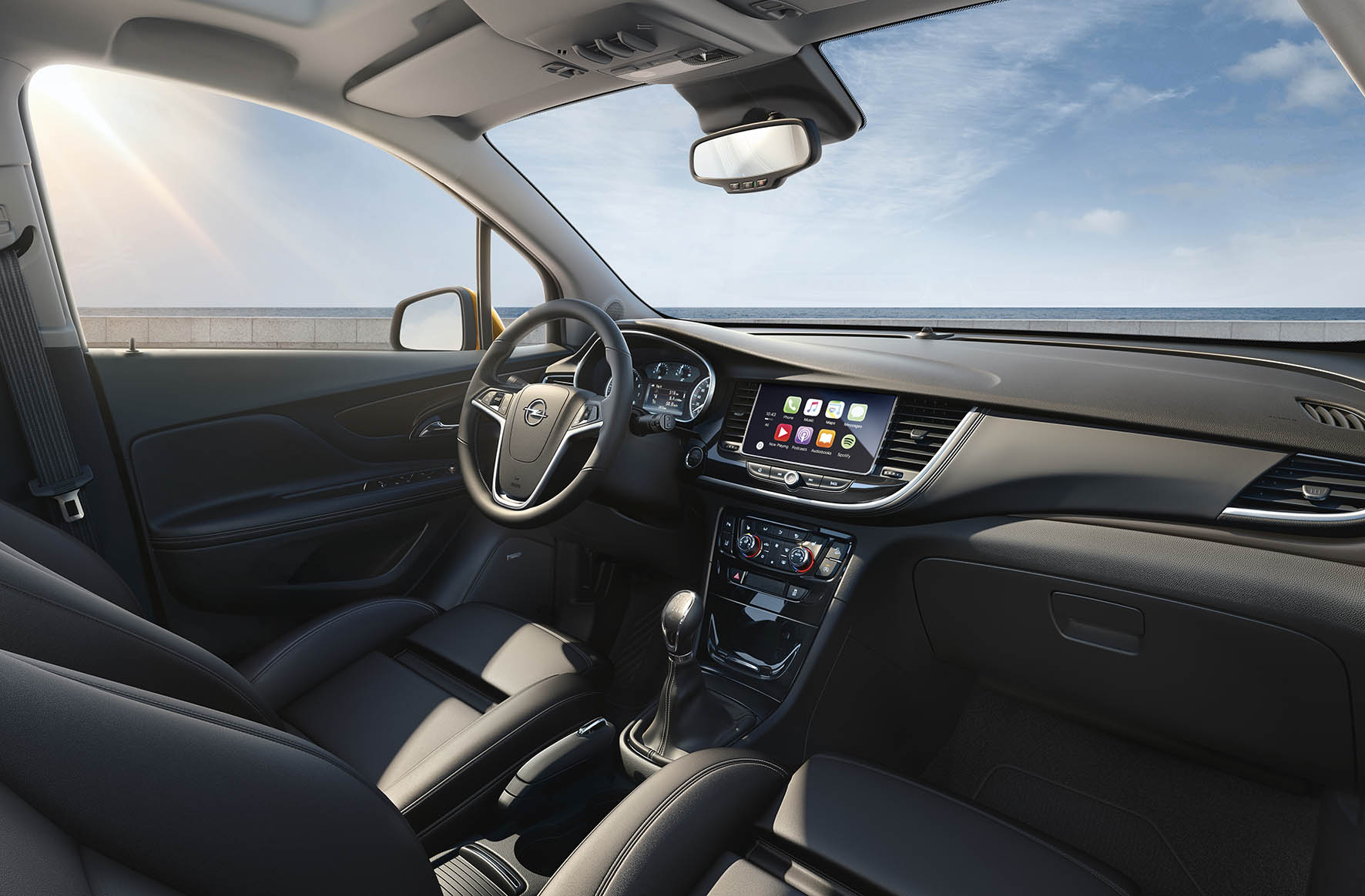 Opel vernieuwt Mokka tot Mokka X. Het faceliftmodel ziet er stoerder uit en beleeft zijn introductie op de Autosalon van Genve 2016.