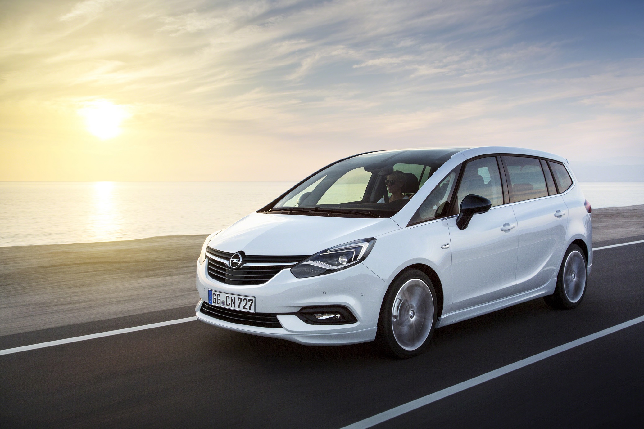 De facelift van de Opel Zafira is een feit. Als nieuwe Opel Zafira is hij nog veiliger en comfortabeler.