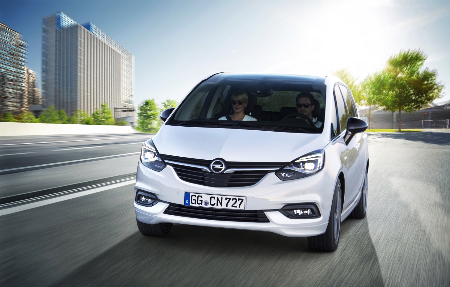 De facelift van de Opel Zafira is een feit. Als nieuwe Opel Zafira is hij nog veiliger en comfortabeler.