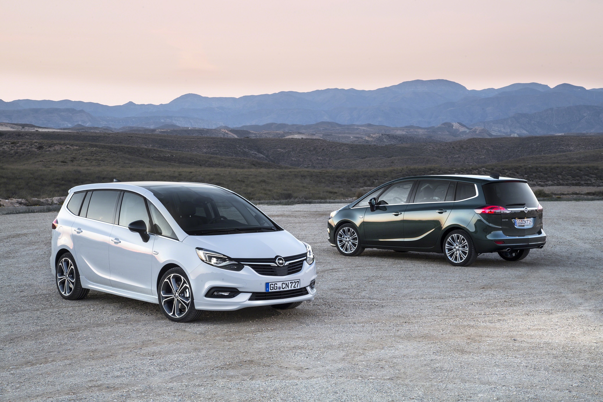 De facelift van de Opel Zafira is een feit. Als nieuwe Opel Zafira is hij nog veiliger en comfortabeler.