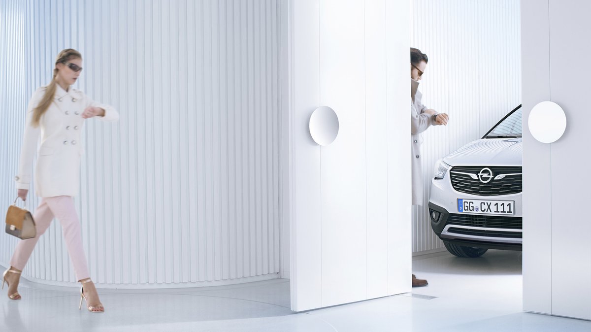 Opel heeft een teaser de wereld in gestuurd van de nieuwe Crossland X, die de Meriva op zal gaan volgen. Morgen zal de auto in zijn volledigheid worden onthuld.