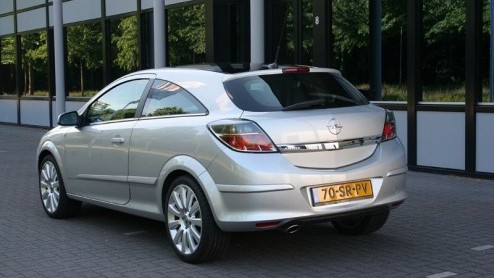 Het is weer eens wat anders zon vooruit die doorloopt tot in het dak. Opel noemt het een panoramische voorruit en vraagt er 1.595 euro extra voor in de Astra GTC. Het is zeker geen onaardig accessoir