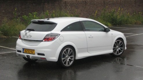 Hip wit, racy striping, antraciete velgen, lekker stug en 240 pk op de voorwielen. Als dat geen hot hatch is, weten wij het ook niet. De Opel Astra OPC Nrburgring Edition is een speciaaltje en maakt 