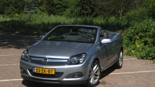 Opel doet graag mee met de opmars van de coupe-cabrios op de Nederlandse wegen. Naast de compacte Tigra TwinTop is ook de Astra naar wens geheel open te rijden, of als coup. Tijd voor een trip met d