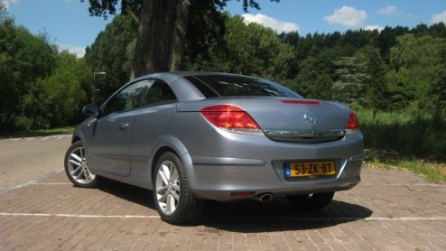 Opel doet graag mee met de opmars van de coupe-cabrios op de Nederlandse wegen. Naast de compacte Tigra TwinTop is ook de Astra naar wens geheel open te rijden, of als coup. Tijd voor een trip met d